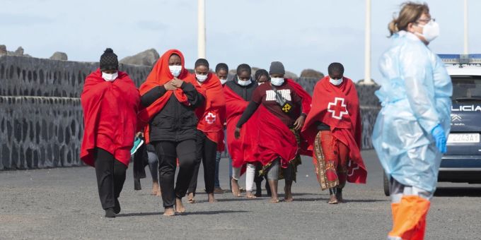 Migranten aus Afrika warten am 4. Juli 2022 auf Lanzarote auf ihren Weitertransport. Migranten Hungerkirse