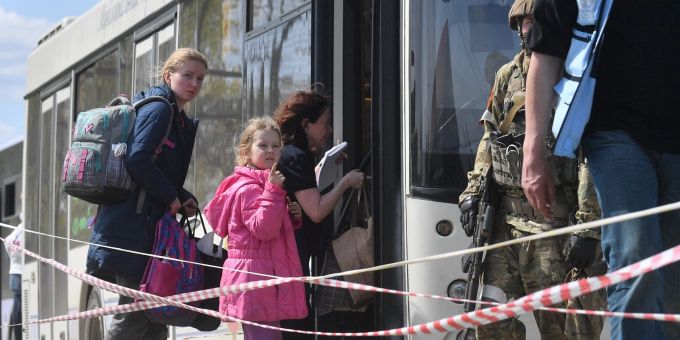 Ukraine-Krieg: In der Hafenstadt Mariupol hat am Sonntag eine internationale Evakuierungsaktion zur Rettung von Zivilisten aus dem von russischen Truppen belagerten Stahlwerk berichtet. Ukraine Krieg Mariupol