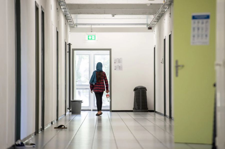 Eine Asylbewerberin im Innenbereich des temporären Bundesasylzentrums Pasture, am Donnerstag, 8. Oktober 2020, in Balerna.