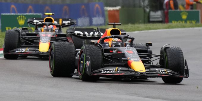 Max Verstappen (Red Bull Racing) vor Sergio Perez beim Imola-GP der Formel 1. Max verstappen Formel 1