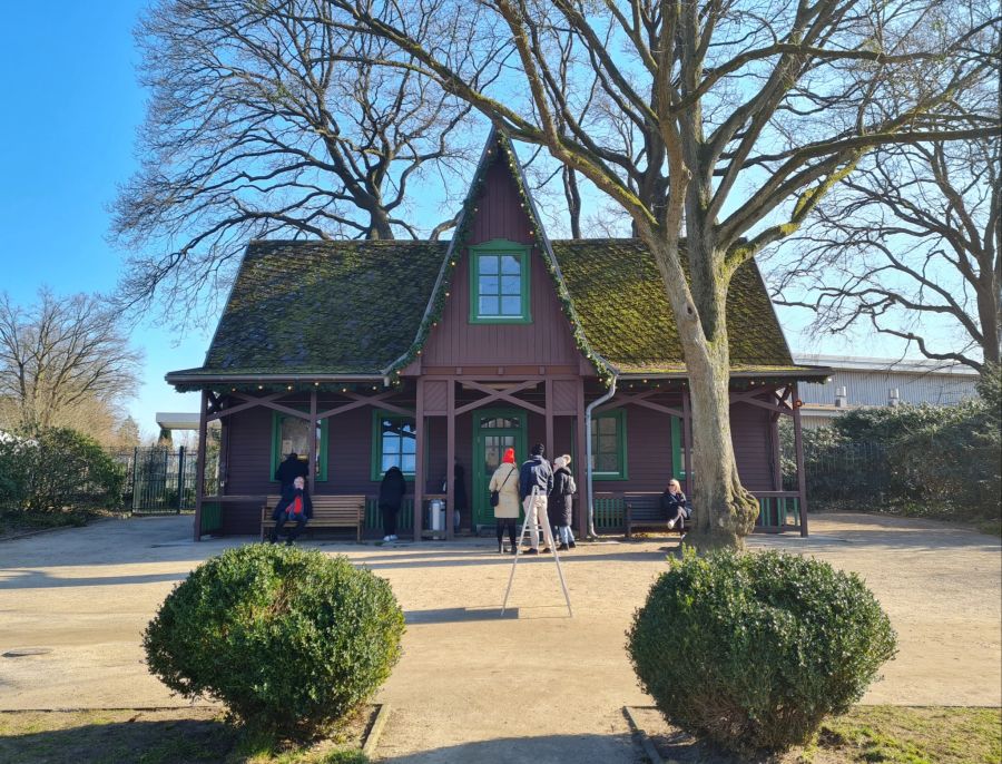 Baum Haus Park Menschen Spitzgiebel Buchsbaum