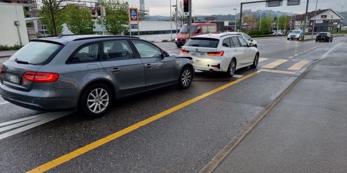 Niederuzwil: Auffahrkollision zwischen zwei Autos Niederuzwil: Auffahrkollision zwischen zwei Autos