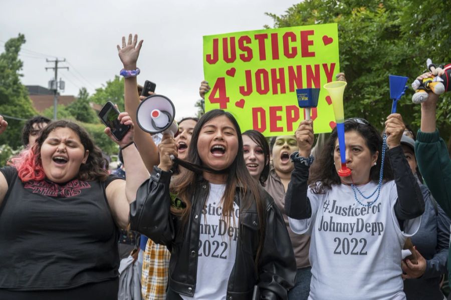 Zahlreiche Depp-Fans versammelten sich jeweils vor dem Gerichtssaal.