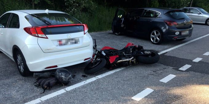 Andwil: Zusammenprall zwischen Auto und Motorrad Andwil: Zusammenprall zwischen Auto und Motorrad