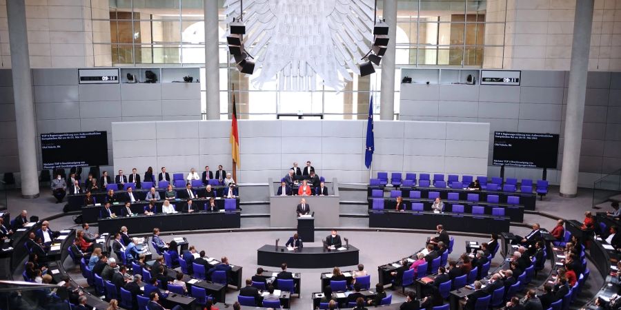 Kanzler Olaf Scholz (SPD) spricht im Bundestag.