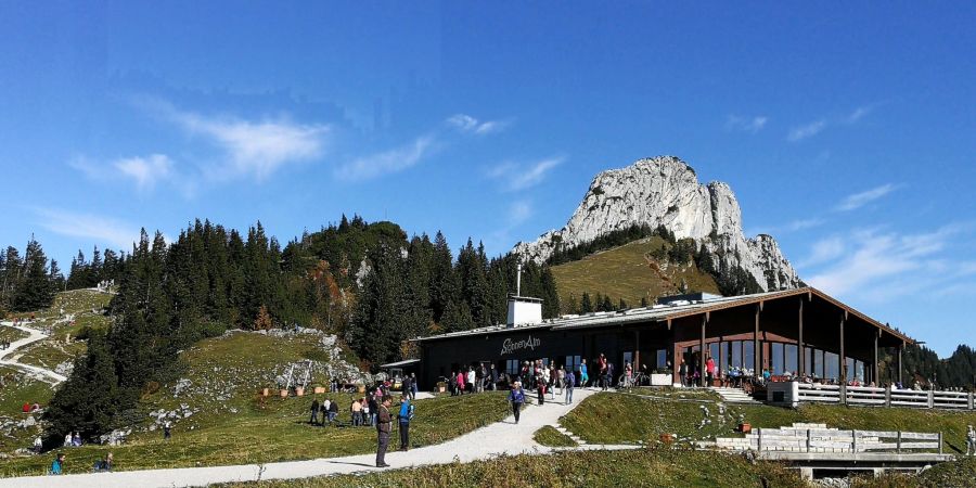 In den Bergen sollten Wanderer ein paar grundlegende Dinge beachten. Das gilt sowohl für unterwegs als auch die Übernachtung auf der Hütte.