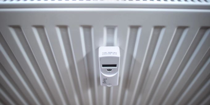 Ein Heizkostenverteiler, zur Berechnung von Heizkosten, an einem Heizkörper. Vermieter wollen höhere Nebenkosten-Abschläge wegen der gestiegenen Energiepreise. Ein Heizkostenverteiler, zur Berechnung von Heizkosten, an einem Heizkörper. Vermieter wollen höhere Nebenkosten-Abschläge wegen der gestiegenen Energiepreise.