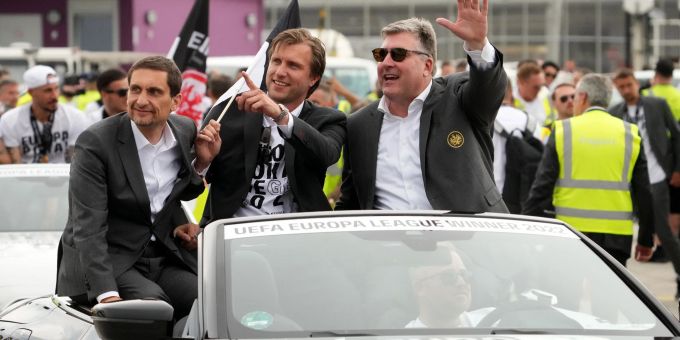 Oliver Frankenbach, Vorstandsmitglied (v.l.), Markus Krösche, Sportvorstand, sowie Axel Hellmann, Vorstandssprecher, sitzen in einem Auto auf dem Weg zur Siegerfeier auf dem Römerberg. Oliver Frankenbach, Vorstandsmitglied (v.l.), Markus Krösche, Sportvorstand, sowie Axel Hellmann, Vorstandssprecher, sitzen in einem Auto auf dem Weg zur Siegerfeier auf dem Römerberg.