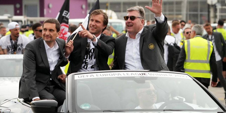 Oliver Frankenbach, Vorstandsmitglied (v.l.), Markus Krösche, Sportvorstand, sowie Axel Hellmann, Vorstandssprecher, sitzen in einem Auto auf dem Weg zur Siegerfeier auf dem Römerberg.