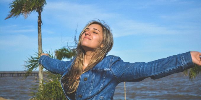 Ein erfülltes und positives Leben hat nichts mit äusseren Umständen zu tun. Glückliche Frau