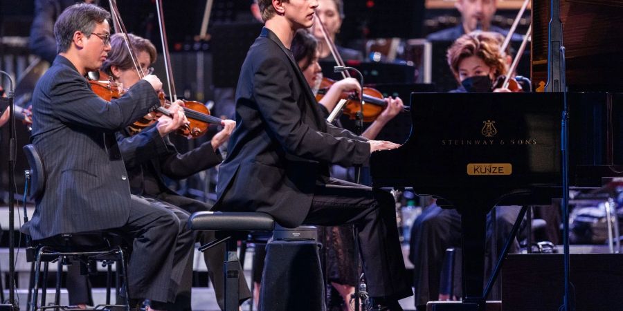 Das New York Philharmonic Orchestra spielt gemeinsam mit Jan Lisiecki am Klavier.