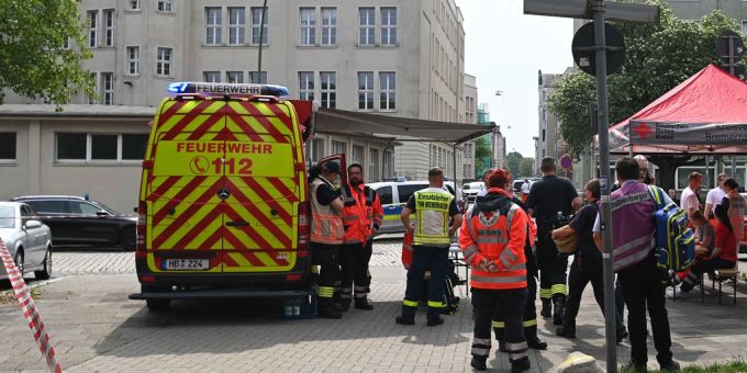 Einsatzkräfte am Tatort in Bremerhaven (D). Bremerhaven