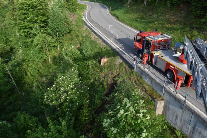 Der Verletzte wurde von der Feuerwehr geborgen. Unfall Trogen AR