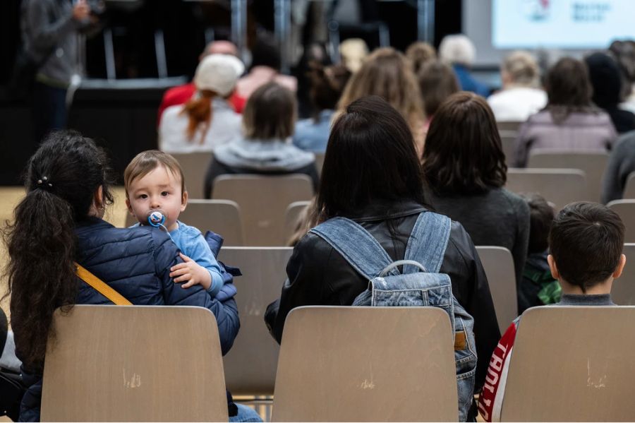 Ukrainische Flüchtlinge und deren Gastfamilien werden in der Region Murten vom Gemeinderat begrüsst.