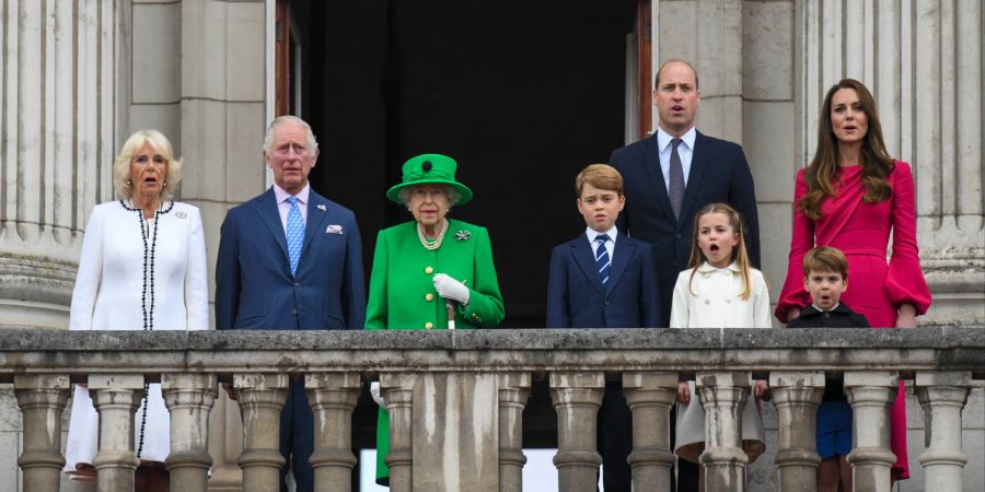 Im Bild: Camilla, Prinz Charles, die Queen, und Prinz William mit seiner Familie. (Archiv)