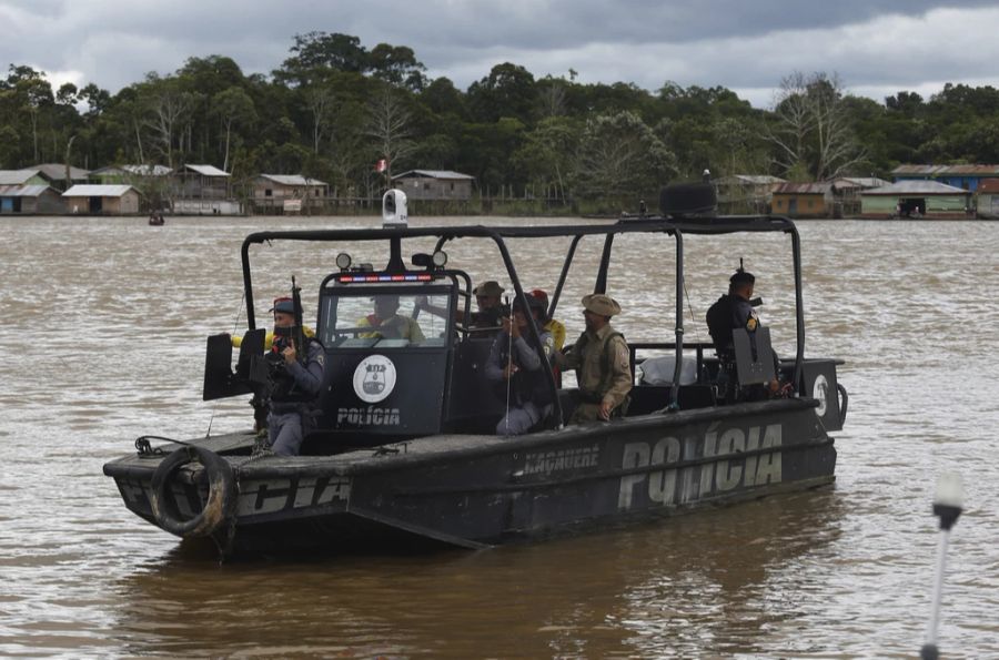 Die brasilianische Polizei und die Armee suchen nach den beiden Vermissten mit Booten...