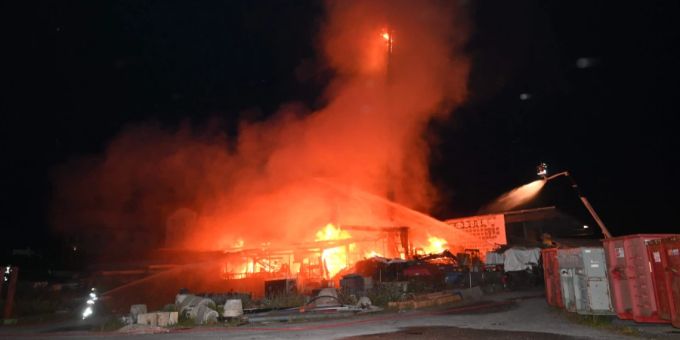 Firmenunterstand in Brand geraten.