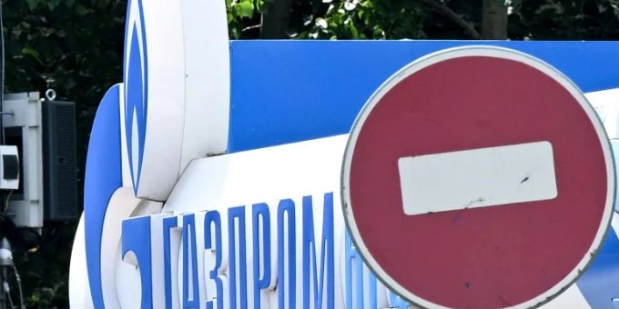 Ein Stoppschild vor dem Logo von Gazprom in Moskau ukraine-krieg