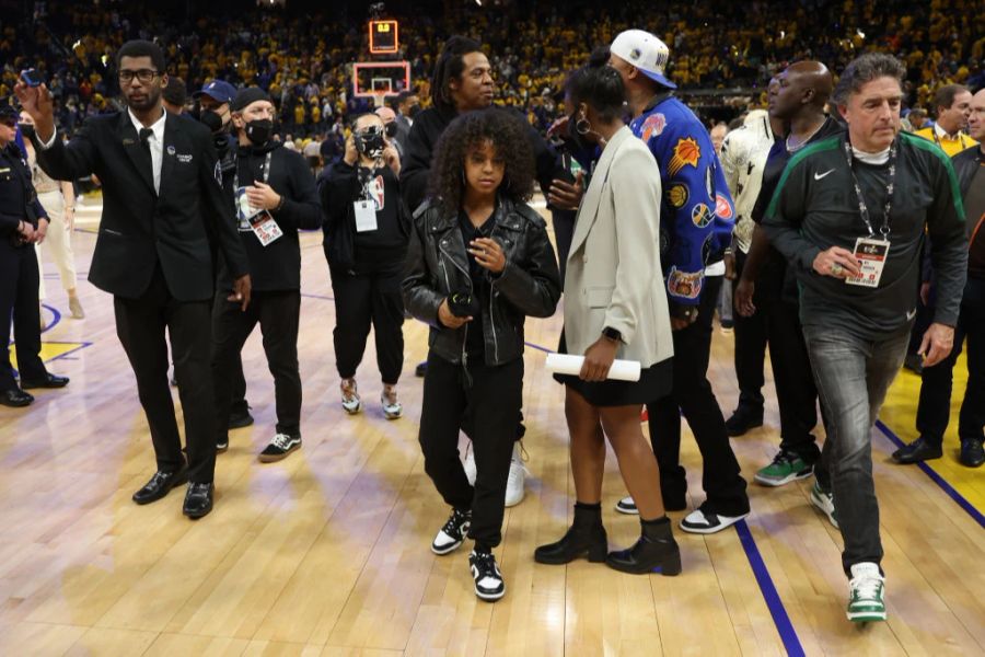 Blue Ivy mit ihrem Papa beim Basketball-Spiel.