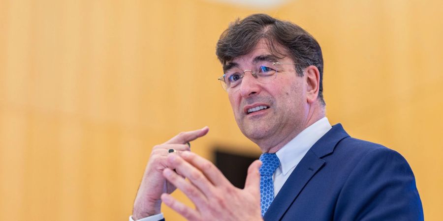 Albert Christmann, persönlich haftender Gesellschafter der Dr. August Oetker KG spricht bei der Bilanz-Pressekonferenz.