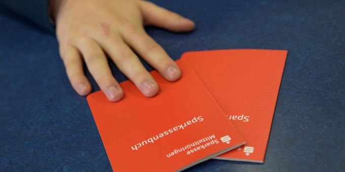 Viele parken ihr Geld auf einem Sparbuch. Viele parken ihr Geld auf einem Sparbuch.