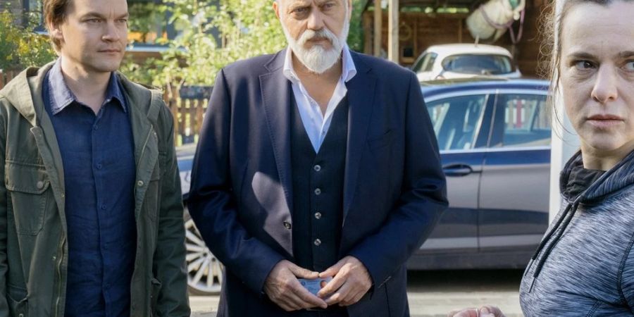 «Der Alte - Tod am Kliff»: Nachdem ihre Tochter mit ihrem Wagen von einem Tatort geflüchtet ist, steht Sonja Friedrich (Annika Kuhl) nun den Kommissaren Tom Kupfer (Ludwig Blochberger) und Richard Voss (Jan-Gregor Kremp, re.) gegenüber.