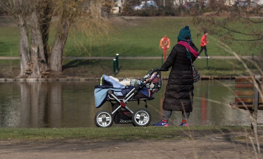 Frau Kinderwagen See Winter Mochila colombiana