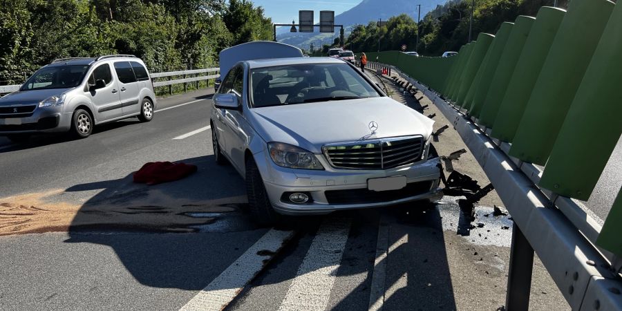 Kollision mit Mittelleitplanke auf A8 in Alpnachstad (OW)