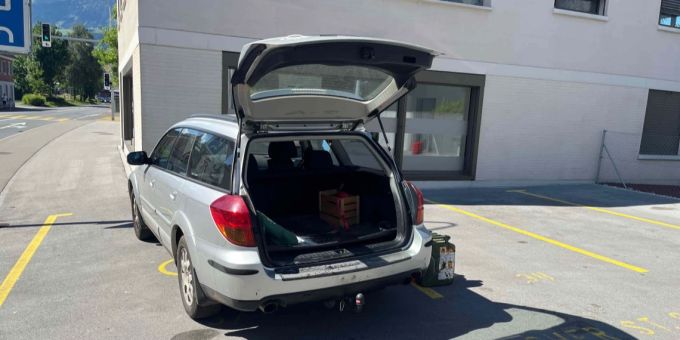 Benzinkanister fangen beim Tanken Feuer.