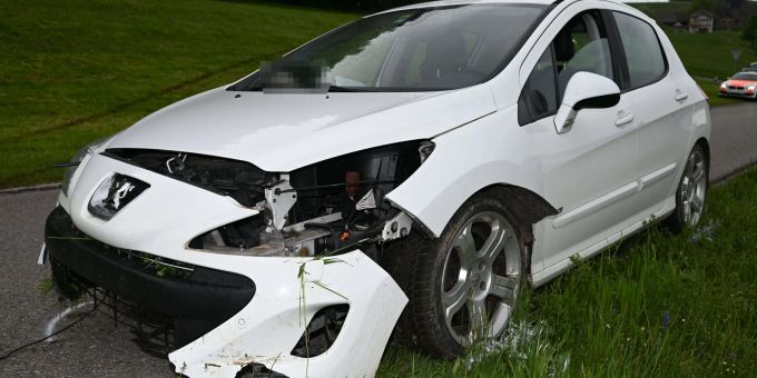 Bütschwil SG: Auto kommt von Strasse ab. Bütschwil SG