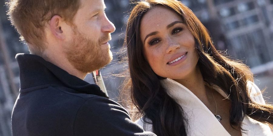 Prinz Harry (l), Herzog von Sussex, und Meghan, Herzogin von Sussex, nehmen an den Leichtathletikwettbewerben der Invictus Games 2022 in Den Haag teil. Die einwöchigen Spiele für aktive Soldaten und Veteranen, die krank, verletzt oder verwundet sind, wurden am Samstag eröffnet. Foto: Peter Dejong/AP/dpa