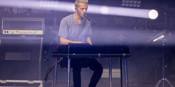 Dresden - ESC-Sänger Malik Harris liegt krank im Bett