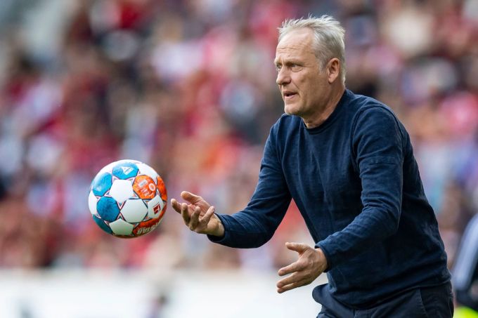 SC Freiburgs steht mit Trainer Christian Streich im Pokalfinal. SC Freiburg Christian Streich