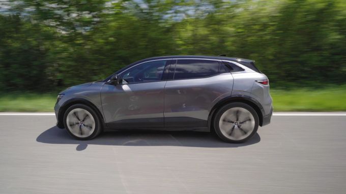 Der Kompaktwagen ist agil, könnte aber eine präzisere Lenkung vertragen. Renault Megane Electric