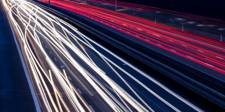 Höchste Zeit für ein Tempolimit auf Autobahnen? Nur jeder Vierte lehnt eine solche Beschränkung generell ab.