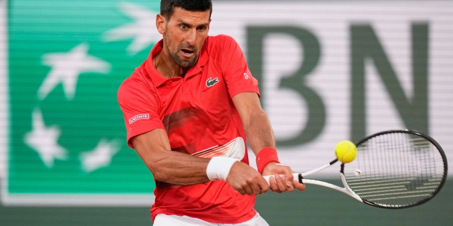 Novak Djokovic ist in Paris ohne Probleme in die zweite Runde eingezogen.