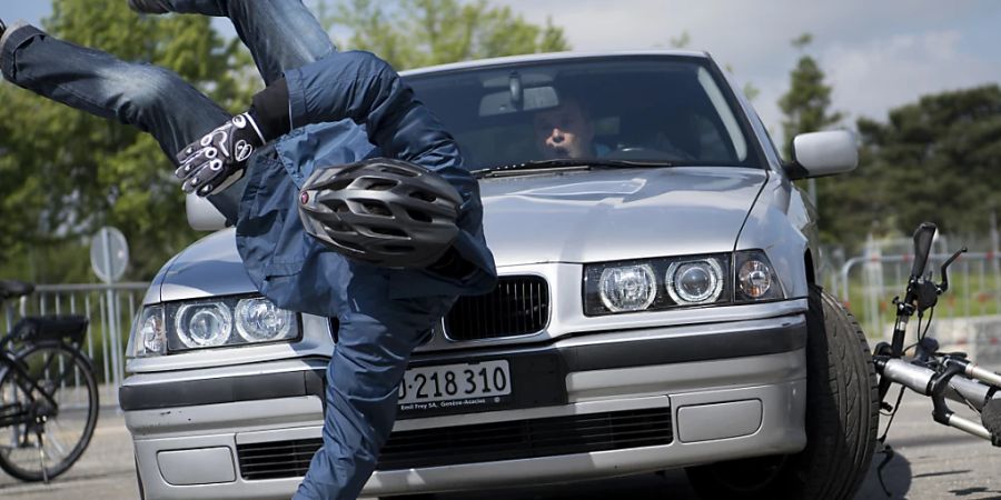 Verkehrsprävention an einer Schweizer Schule mittels eines nachgestellten E-Bike-Unfalls. (Archivbild)