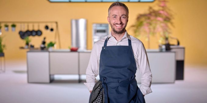 Jan Böhmermann in der Kulisse der ZDFneo-Koch-Talk-Show «Böhmi brutzelt». Jan Böhmermann in der Kulisse der ZDFneo-Koch-Talk-Show «Böhmi brutzelt».