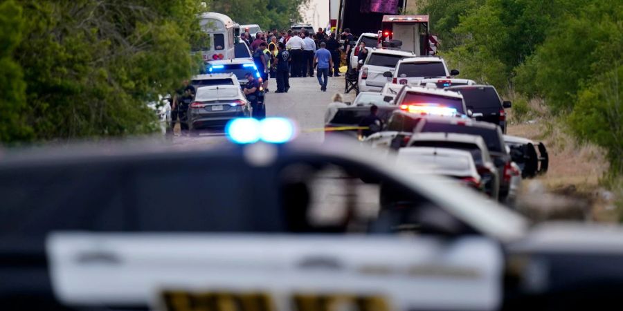 Die Polizei sperrt den Schauplatz im texanischen San Antonio ab, wo der LKW-Anhänger mit den Leichen entdeckt wurde.