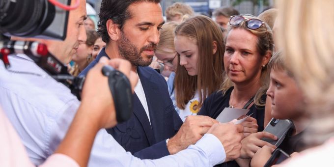 Elyas M’Barek - umringt von Fans und Kameras. elias