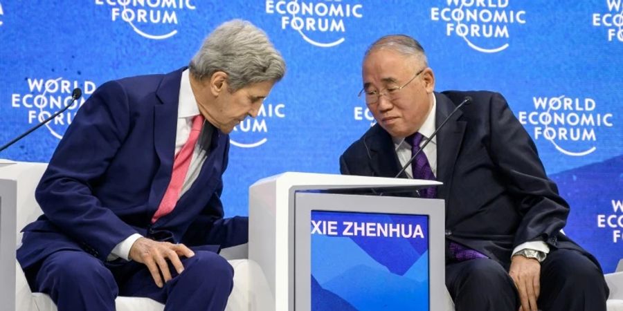 Der US-Sondergesandte für Klimafragen, John Kerry (l.) und sein chinesischer Kollege Xie Zhenhua
