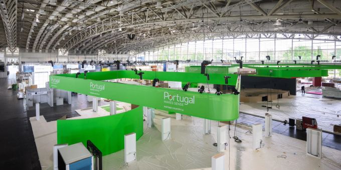 Messestände vom Partnerland Portugal werden in der Messehalle 2 aufgebaut. Messestände vom Partnerland Portugal werden in der Messehalle 2 aufgebaut.