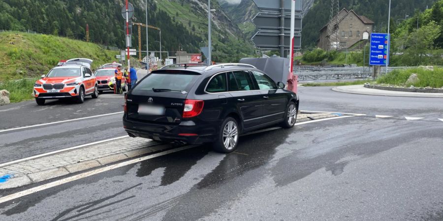 Göschenen: Personenwagen kollidiert mit Barriere