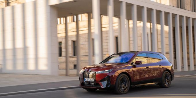 Bayerische Sause: Mit dem iX M60 nimmt BMW ein elektrisches Sport-SUV ins Programm. Bayerische Sause: Mit dem iX M60 nimmt BMW ein elektrisches Sport-SUV ins Programm.