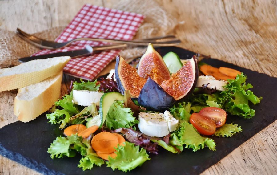 Salat Brot Feige Ziegenkäse