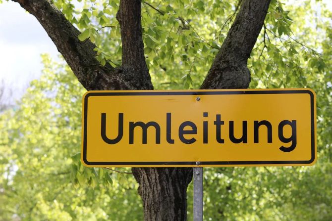 Schild Umleitung Baum Blätter