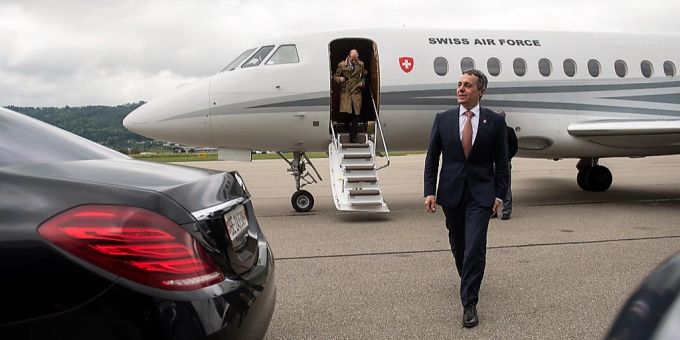 Bundesrat Ignazio Cassis steigt aus dem Bundesratsjet Falcon 900 in einer Aufnahme vom Mai 2018 in Bern-Belp. Ignazio Cassis Bundesratsjet