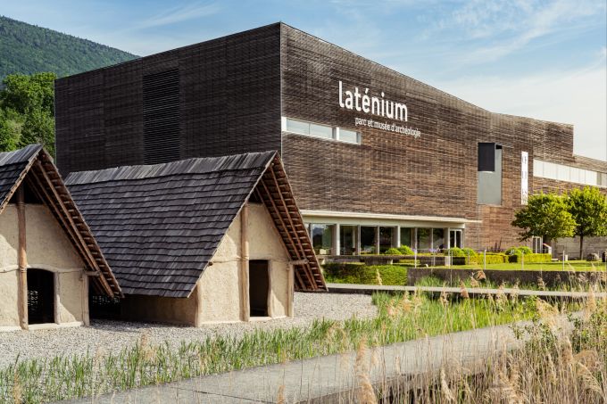 Das Laténium ist das grösste Archäologiemuseum der Schweiz und behandelt die Kleinigkeit von 50 000 Jahren Menschheitsgeschichte in der Region Neuenburg. Anhand von 3000 aussergewöhnlichen Exponaten wie einem bronzezeitlichen Einbaum oder prächtigem keltischen Zaumzeug werden Besucher auf eine Zeitreise mitgenommen vom Mittelalter bis zu den ältesten Knochenfunden der Schweiz. Ausflüge Schweiz Kinder Familien