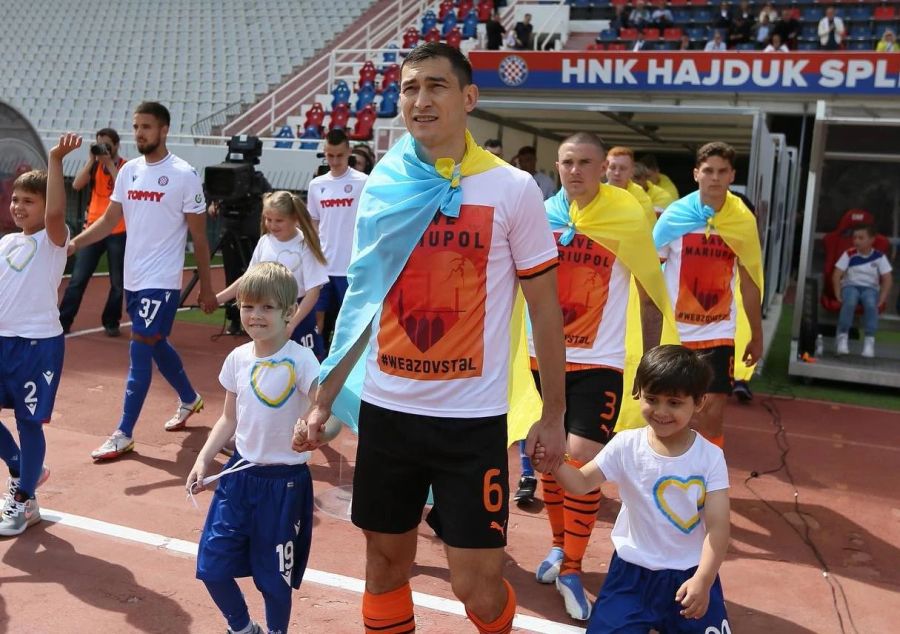 Die Mannschaft von Shaktar Donezk bei einem Benefiz-Spiel in Special-Shirts.