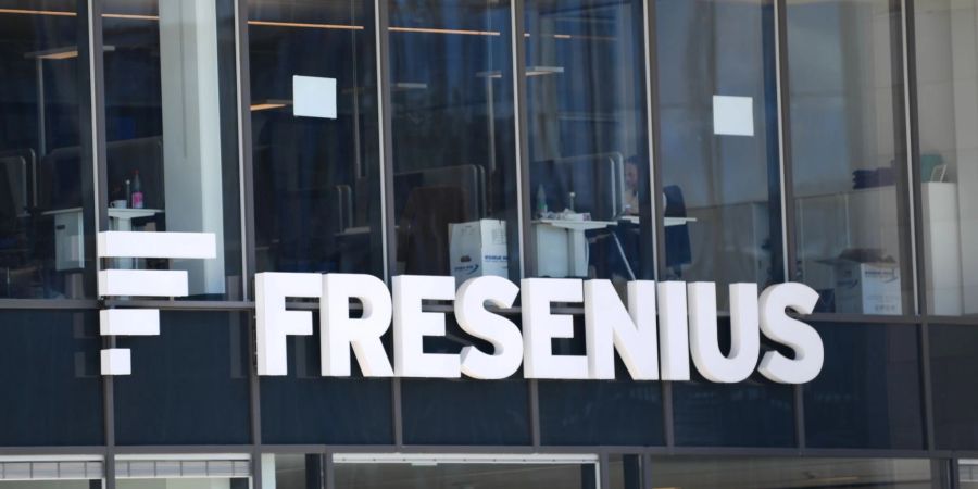 Der Schriftzug «Fresenius» prangt an einem Gebäude der Konzernzentrale in Bad Homburg.